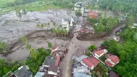 وفيات بفيضانات وانهيارات وحمم بركانية باردة في إندونيسيا