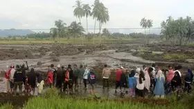 فيضانات وحمم بركانية باردة تودي بـ12 شخصاً في إندونيسيا