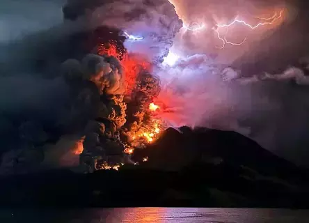 ثوران بركاني في إندونيسيا وإجلاء مئات السكان