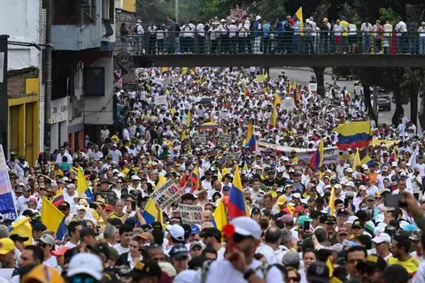 عشرات آلاف الكولومبيين يتظاهرون ضد «بترو»
