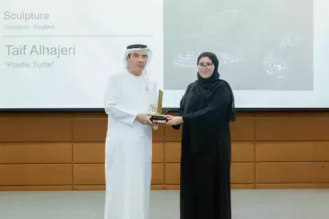 زكي نسيبة يكرم الفائزين بجائزة الرئيس الأعلى للفنون بجامعة الإمارات