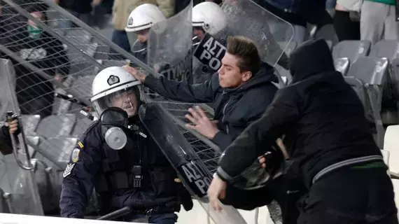 الشرطة اليونانية تعتقل مجموعة إجرامية مرتبطة بالعنف الرياضي