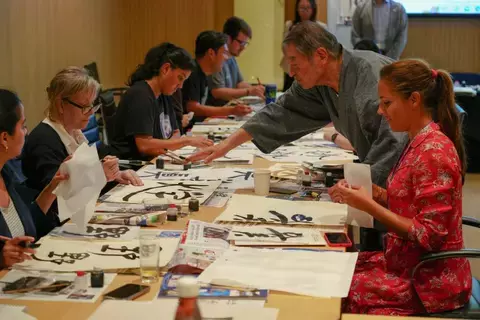 «خولة للفن والثقافة» تنظم ورشة عمل لفنون الخطّين العربي والياباني