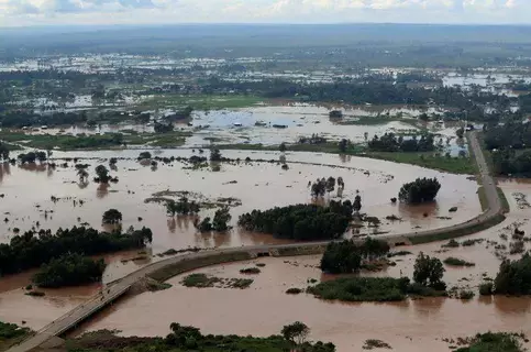 كينيا تنشر الجيش للمشاركة في جهود الإنقاذ من الفيضانات