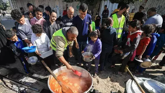 تحسّن «طفيف» بالوضع الغذائي في غزة.. وخطر «المجاعة» قائماً