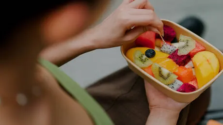 خبيرة تكشف عن مخاطر خفية قد يسببها الإفراط في تناول الفاكهة