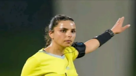 أول حكمة سورية تدخل التاريخ بقيادة نهائي كأس آسيا للناشئات (فيديو)