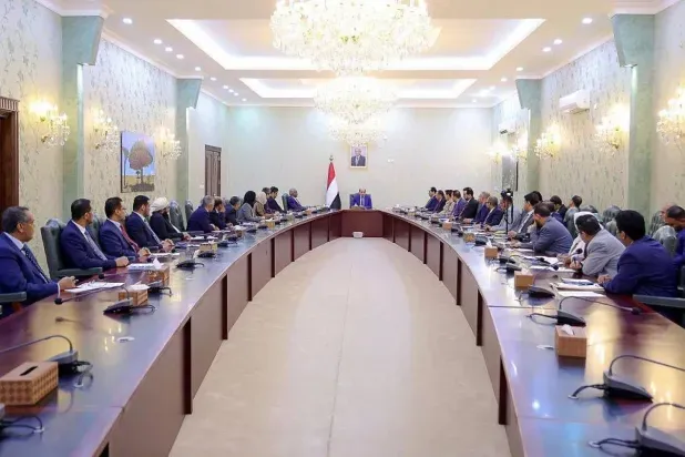 الحكومة اليمنية تعيد هيكلة المؤسسات الإيرادية