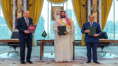في رسالة بعد "اتفاق مكة المشترك".. رضائي: الاتفاق الورقي مع تركيا وباكستان لن يجلب الأمن للسعودية