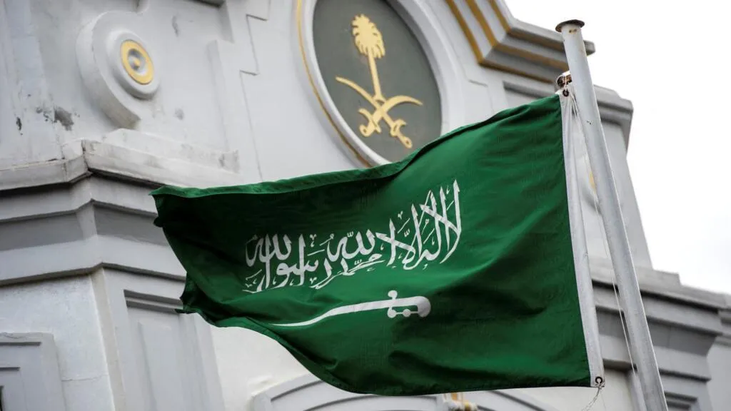 مباشر: السعودية تندد بالهجوم قرب محطة للطاقة النووية في أبوظبي وتعتبره تهديدا لأمن المنطقة
