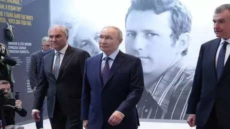 بوتين يعاين عباءة القذافي