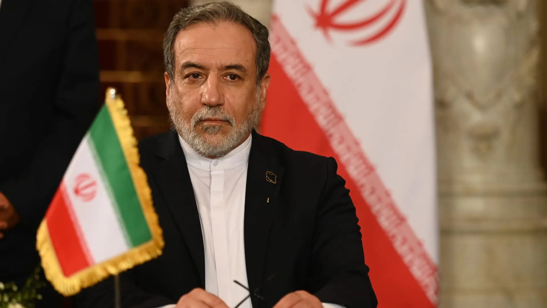 ردا على وزير خارجية إيران وتدوينة "الجيران أولوية".. سفير أمريكا بـUN يوجه سؤالا له