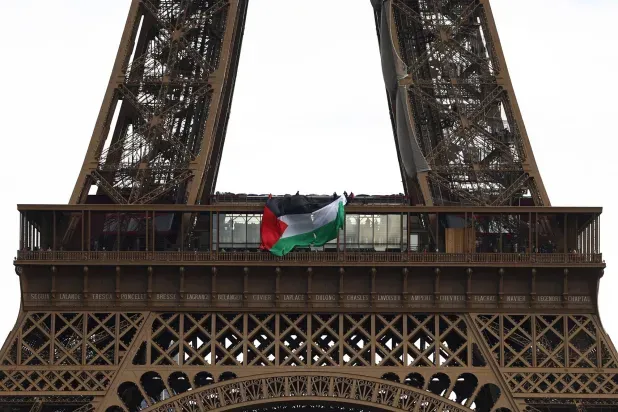 توقيف ستة أشخاص في فرنسا لرفعهم العلم الفلسطيني على برج إيفل