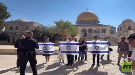 القدس.. مئات المستوطنين يقتحمون المسجد الأقصى