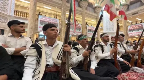 مسلحون من قبيلة بختياري يسيرون في طهران لمبايعة خامنئي