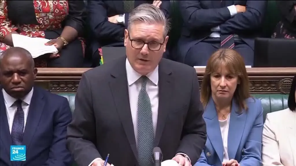 ستارمر أمام البرلمان لتهدئة الغضب بشأن تعيين مندلسون من جديد رغم صلاته بإبستين