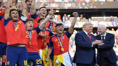 شاهد.. ترامب يحتفل مع لاعبي إسباني بكأس العالم 2026