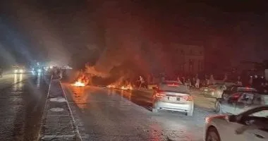 احتجاجات في ليبيا بسبب انقطاع الكهرباء.. حرق إطارات وقطع طرق