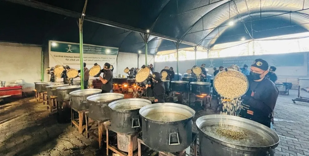 استفاد منها 24,500 فرد.. السعودية  توزع وجبات غذائية ساخنة في غزة