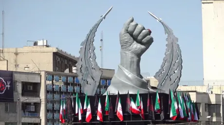 قبيل مراسم جنازة خامنئي.. طهران تنصب تمثالا لقبضة كتب عليها:  "يجب أن ننهض"