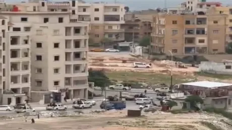 سوريا.. أرتال عسكرية تدخل إدلب بعد توتر أمني ومطالب بالإفراج عن مسلحين أجانب (فيديو)