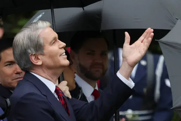 وزير الخزانة الأميركي: صناعة النفط الإيرانية «تترنح» تحت وطأة الحصار البحري