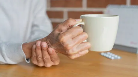 سم يخترق الدماغ.. مبيد زراعي شائع يضاعف خطر باركنسون بأكثر من 2.5 مرة