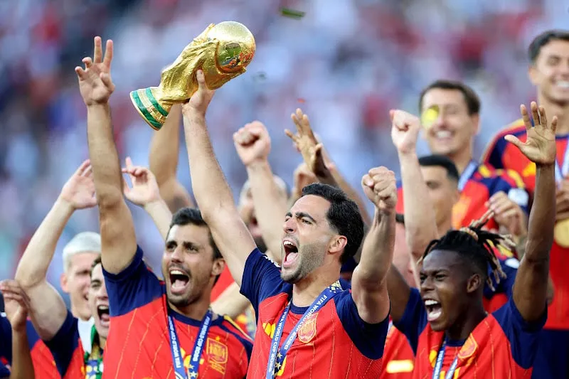 المنتخب الإسباني يرفع كأس العالم للمرة الثانية في تاريخ مشاركات "لاروخا"