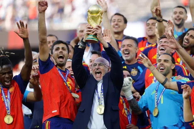 دي لا فوينتي: فقط أريد رفع كأس البطولة... والاحتفال مع عائلتي