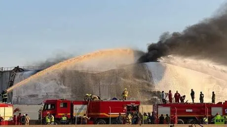 عدسة RT توثق السيطرة على حريق خزان 402-T بمستودع الزاوية النفطي