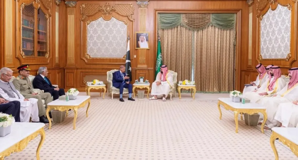 ولي العهد ورئيس وزراء باكستان يستعرضان العلاقات ومجالات التعاون