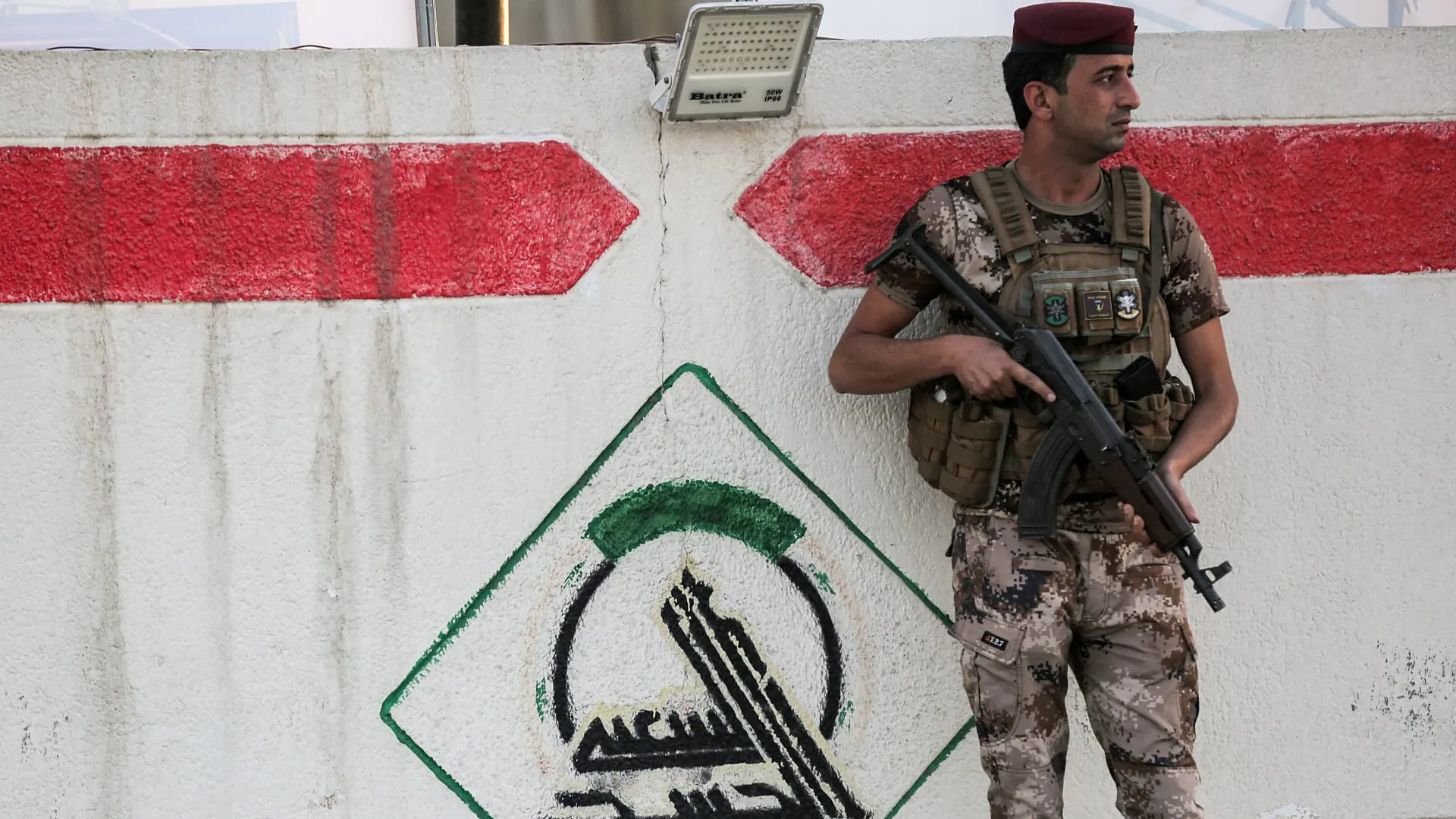 بعد الضربات الأمريكية السعودية.. ميليشيا "الحشد الشعبي" العراقية تعلن استهداف مقرها الرئيسي