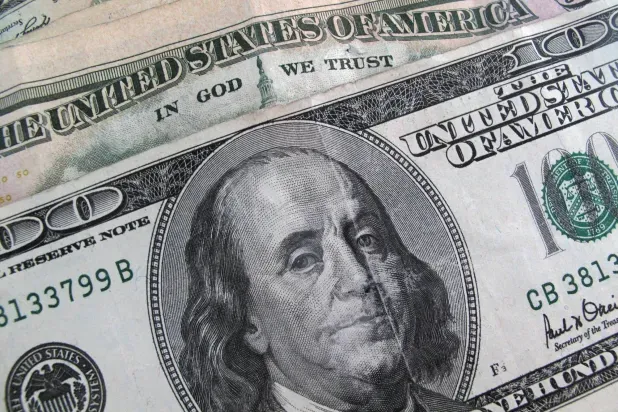 الدولار يسجل أدنى مستوى في 10 أيام بعد توصل أميركا وإيران لاتفاق سلام