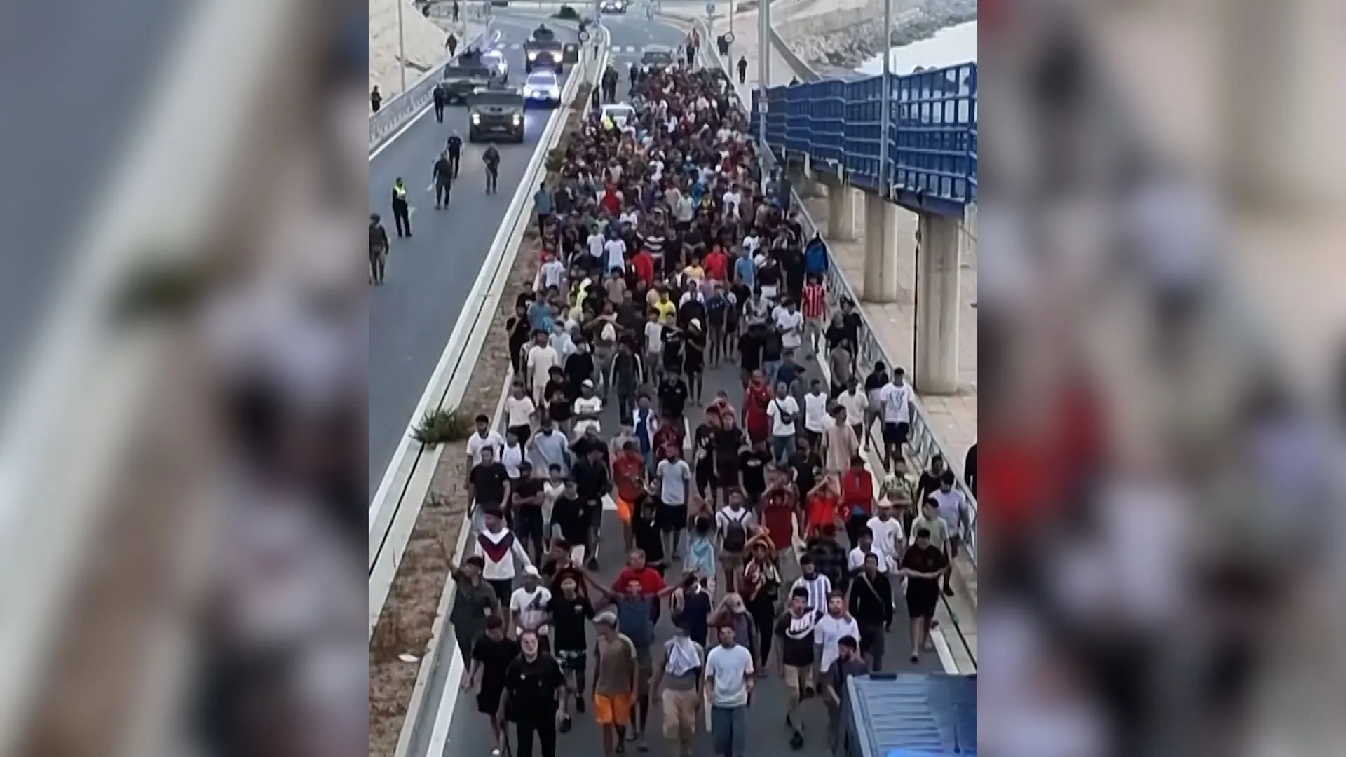 شاهد.. لحظات مرافقة قوات الأمن المهاجرين إلى الحدود في جيب "سبتة" الإسباني