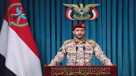 الحوثيون يعلنون استهداف سفينة نفطية سعودية بخليج عدن بصاروخ وإجبارها على التراجع
