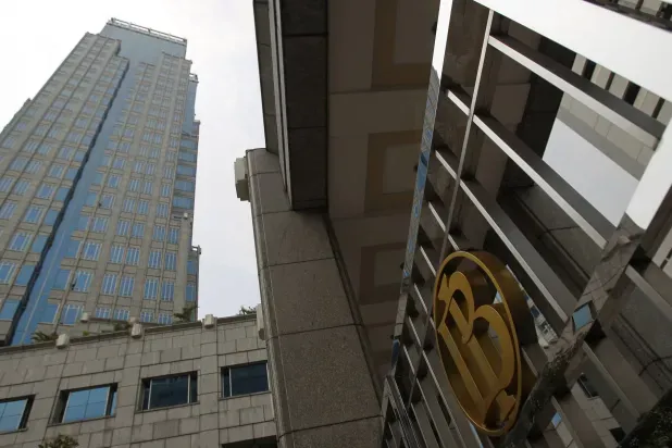 «المركزي الإندونيسي» يثبت الفائدة لدعم الروبية وسط تداعيات الحرب