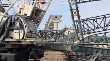 قتلى وجرحى جراء انهيار جزء من جسر في الهند (فيديو)