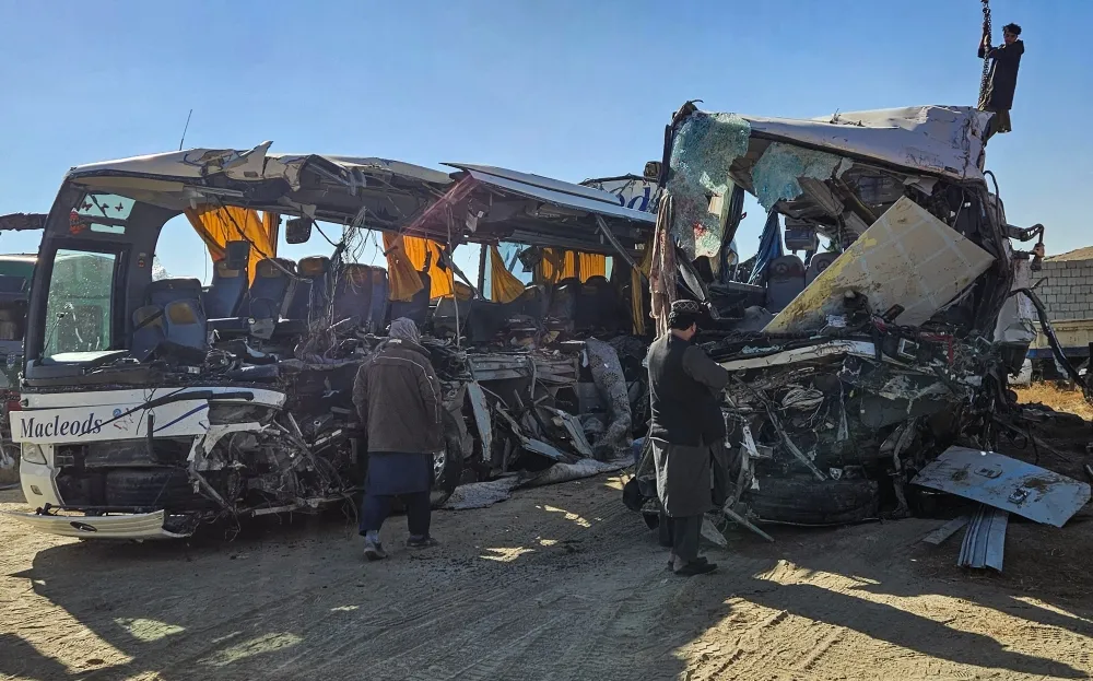 إندونيسيا.. تصادم بين حافلة وشاحنة صهريج يسفر عن مصرع 16 شخصًا