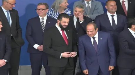 صورة تذكارية للزعماء العرب المشاركين في قمة المجلس الأوروبي