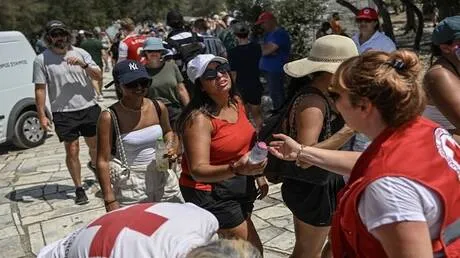 فرنسا.. وفاة طفلين شقيقين داخل سيارة وسط موجة حر خانقة لامست 42 درجة مئوية