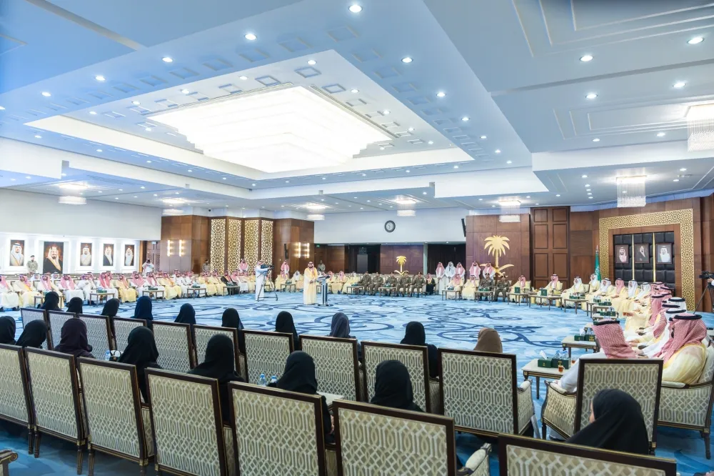 أمير الشرقية يكرم الشركاء والداعمين لموسم الخبر 2025