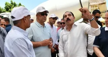 وزير الإنتاج الحربى يواصل تفقد مشروعات "حياة كريمة" بأسيوط
