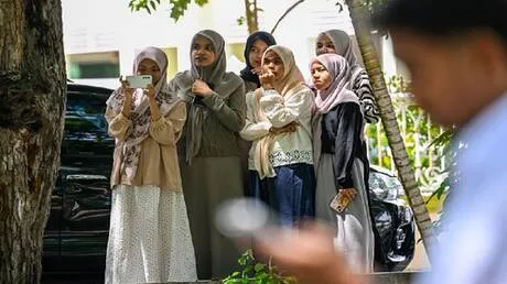 إندونيسيا.. جلد 6 أشخاص بتهمة التقبيل العلني والمقامرة (فيديو)