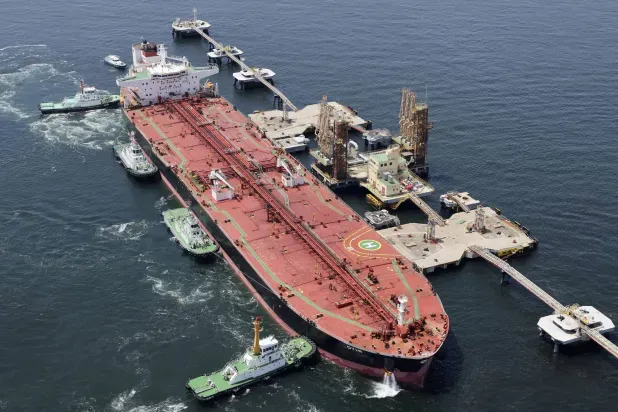 قفزة في أسعار النفط وتراجع العقود الآجلة للأسهم في بداية تعاملات الاسبوع