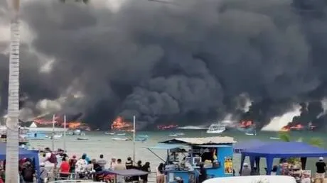 حريق هائل في ميناء مانتا الإكوادوري يدمر 35 قارب صيد ويصيب 4 أشخاص (فيديو)