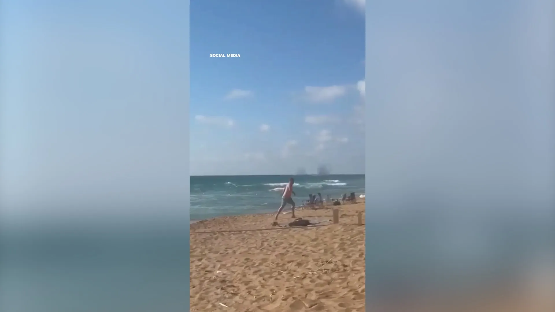 صراخ وفرار جماعي من شاطئ بإسرائيل بعد سقوط مقذوفات.. شاهد ما حدث