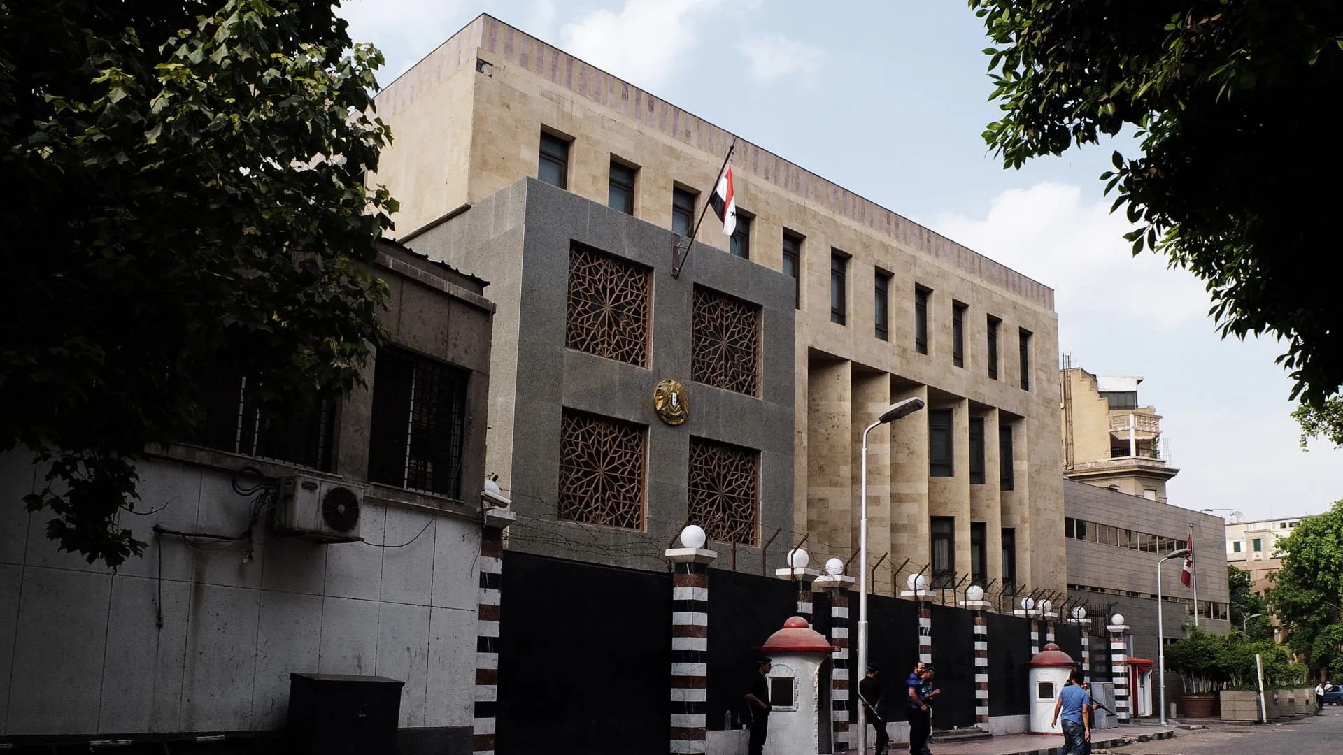 القائم بأعمال سفير سوريا بمصر يسلم أوراق اعتماده مندوبا لدى الجامعة العربية