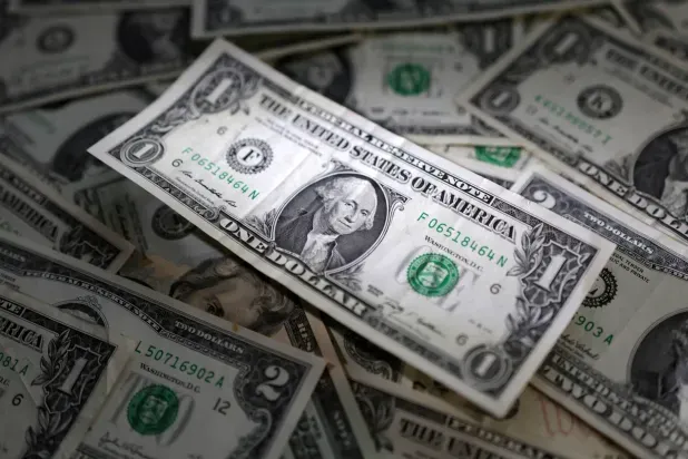تراجع الدولار مع ترقب اتفاق أميركي إيراني واستقرار حذر في أسعار النفط
