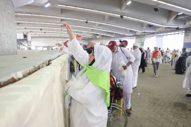 الحجاج يتمّون مناسك أول أيام التشريق... والمتعجّلون يتأهبون للمغادرة