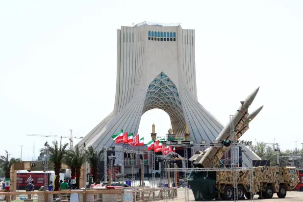 واشنطن توسّع ضرباتها... وطهران تتوعّد